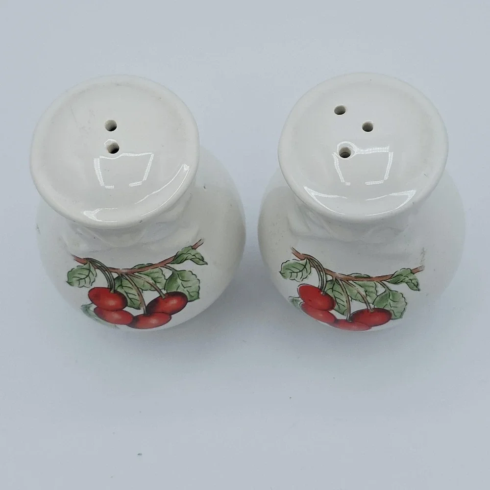 Vtg Cherry Salt & Pepper Shakers Set Ceramic White Fruit Taiwan Kitchen Decor‎